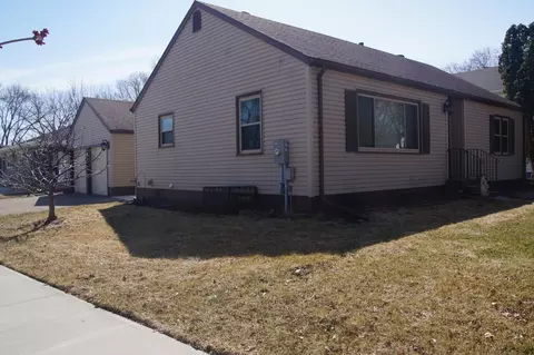 612 Stoughton Ave, Chaska, MN 55318