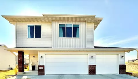 4005 10th St S, Moorhead, MN 56560