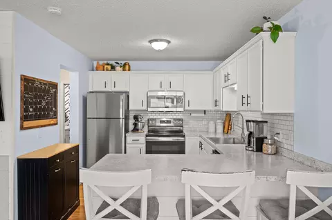 1324 Pembrooke Ln, Waconia, MN 55387