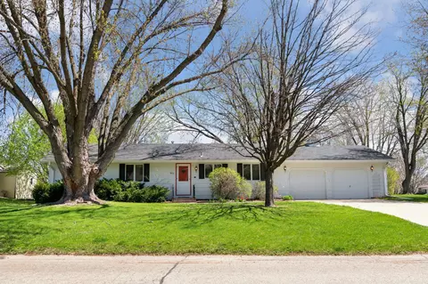 1475 Crest Dr, Chaska, MN 55318