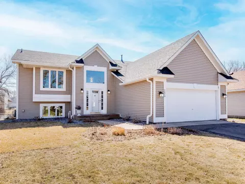 2420 Homestead Ct N, Oakdale, MN 55128