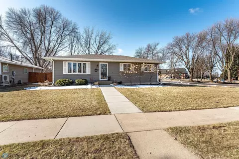 3142 Edgewood Dr N, Fargo, ND 58102