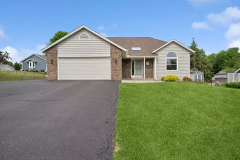 385 Highwood Drive Cir, Chaska, MN 55318