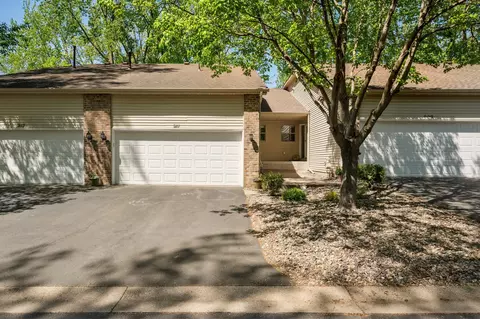 911 Oakwood Heights Cir #2, Eagan, MN 55123