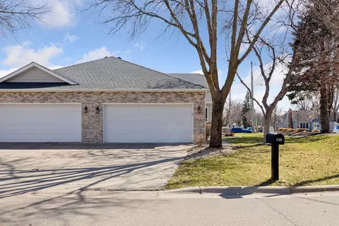 730 Emerald Rdg, Roseville, MN 55113
