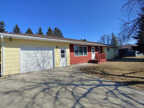 1024 N 7th St, Warren, MN 56762