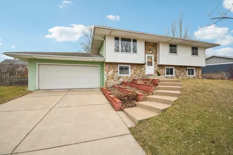 680 Iona Ln, Roseville, MN 55113