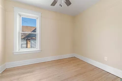 Bedroom - 2811 W 3rd St, Duluth, MN 55806 photo 2 of 4