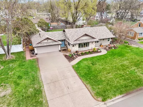 925 Lovell Ave W, Roseville, MN 55113