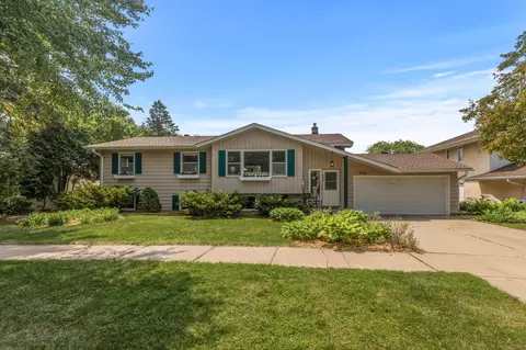 2166 Larry Ho Dr, Saint Paul, MN 55119