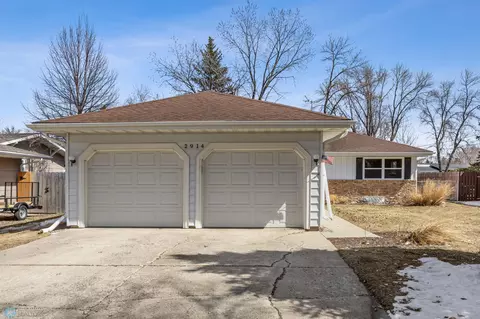 2914 12th St S, Fargo, ND 58103