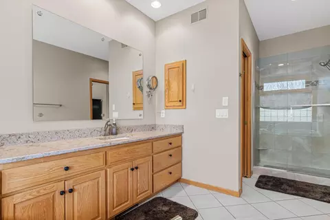 Bath - 1743 Skater Dr, Eagan, MN 55122 photo 2 of 4
