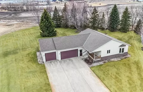 46377 Sunset Ct, Morris, MN 56267