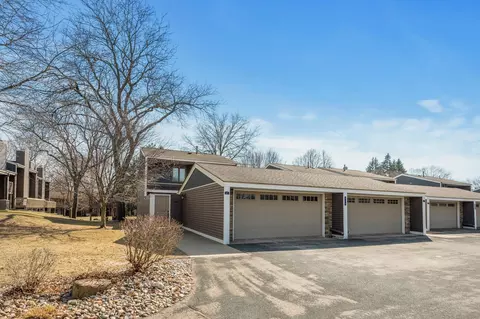 570 Woodhill Dr #67, Roseville, MN 55113