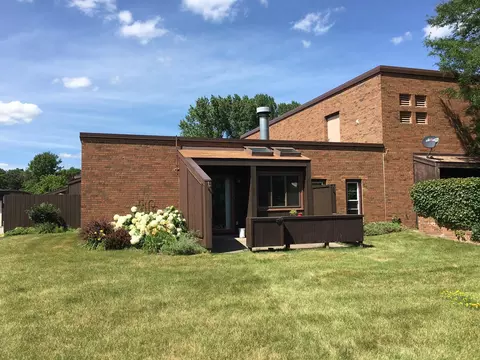 350 Oakwood Dr #18, New Brighton, MN 55112