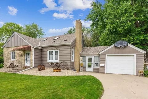 1275 Roselawn Ave W, Roseville, MN 55113