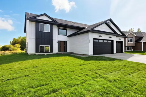 2892 29th St NE, Sauk Rapids, MN 56379