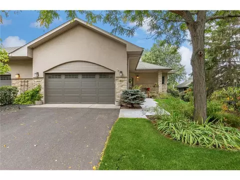 33 Summit Vw, North Oaks, MN 55127