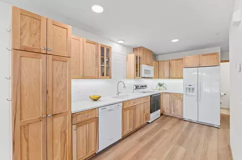 525 Mission Hills Way W, Chanhassen, MN 55317