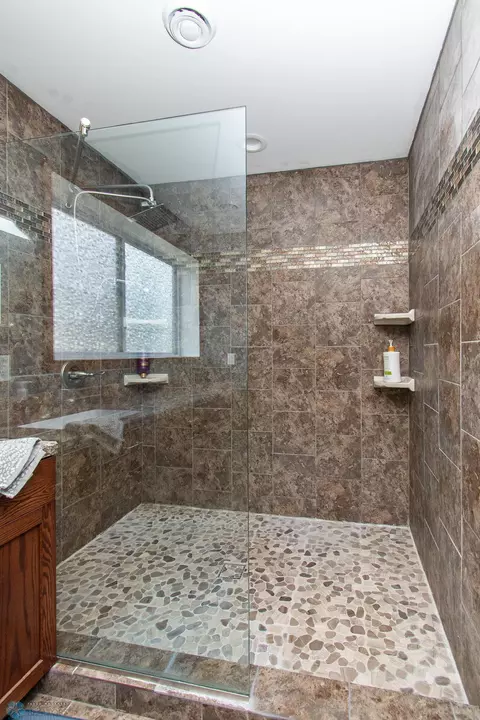 Bath - 367 Maple Pointe Blvd, Mapleton, ND 58059 photo 5 of 7