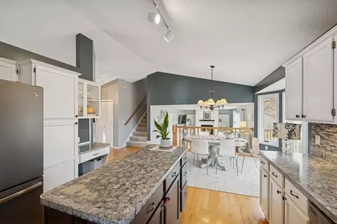 380 Pondview Ln, Chaska, MN 55318