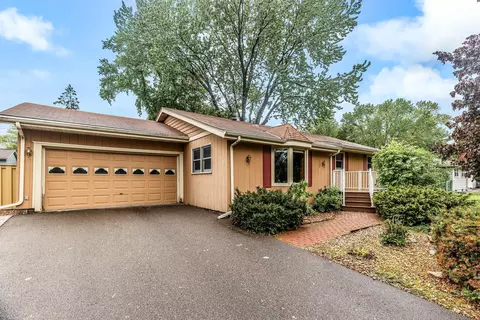 722 Navajo Ln, Mendota Heights, MN 55120