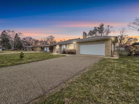 1163 Shryer Ave W, Roseville, MN 55113