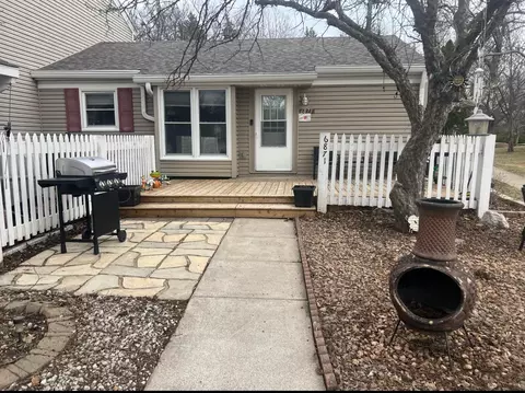 6871 Grenwich Ln N, Oakdale, MN 55128