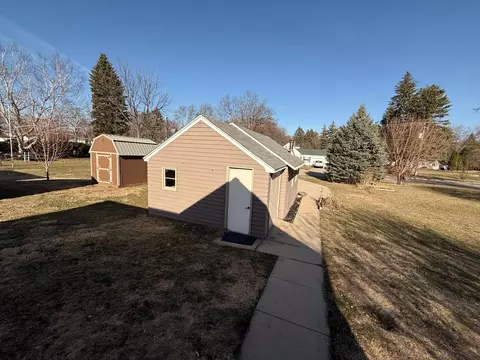 Exterior - 524 N 7th St, Montevideo, MN 56265 photo 2 of 6