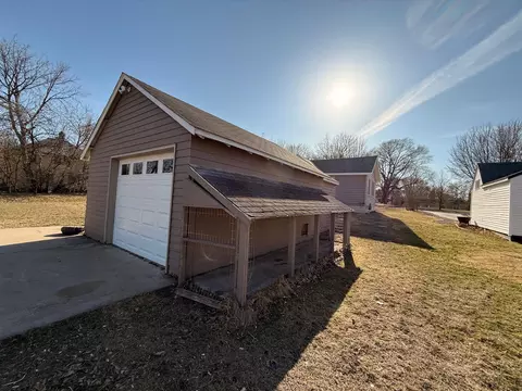 Exterior - 524 N 7th St, Montevideo, MN 56265 photo 5 of 6