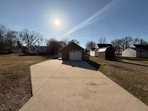 Exterior - 524 N 7th St, Montevideo, MN 56265 photo 4 of 6