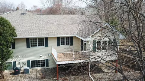 934 Woodland Dr, Mahtomedi, MN 55115