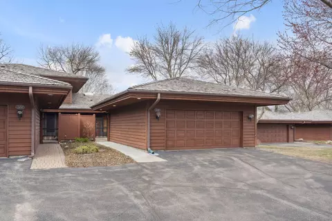 2440 Robin Oak Rdg, Minnetonka, MN 55305
