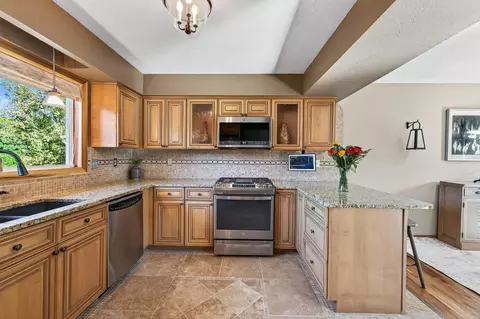 10243 Englewood Dr, Eden Prairie, MN 55347