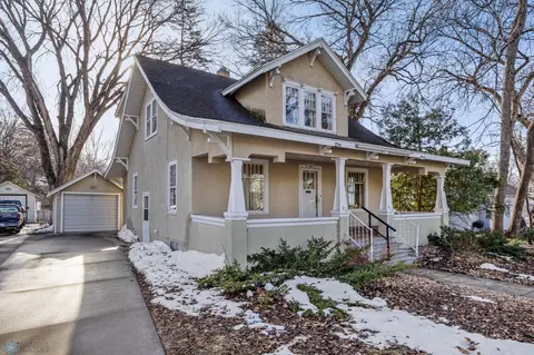 422 6th St S, Moorhead, MN 56560