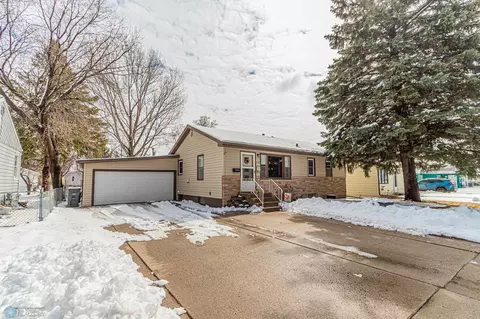 518 16th St N, Moorhead, MN 56560