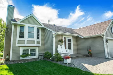 3889 Kennet Cir, Eagan, MN 55123