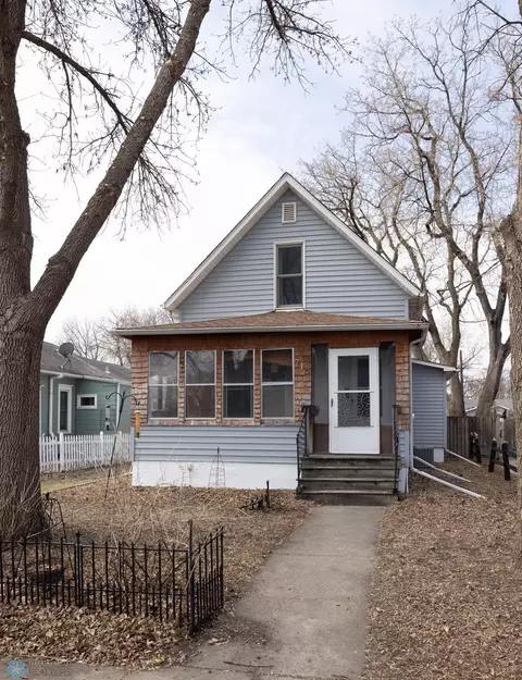 718 1st St N, Fargo, ND 58102