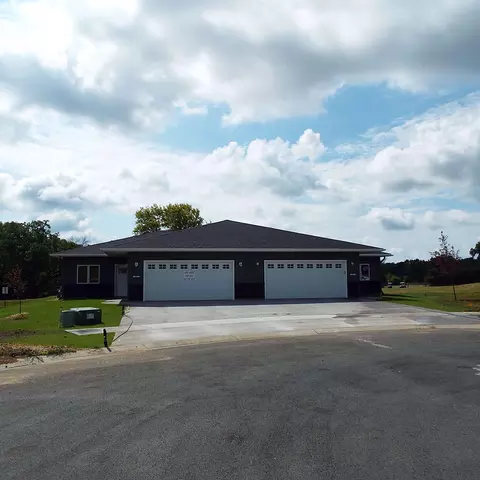 442 Tee Box Ln NE, Stewartville, MN 55976