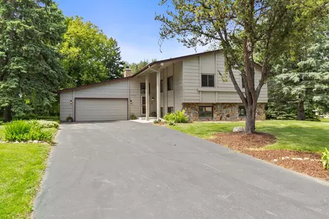 9824 Squire Ln, Eden Prairie, MN 55347