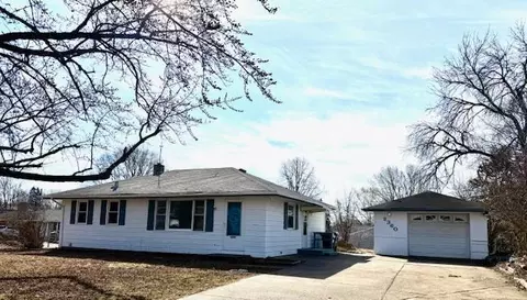 2360 Shoshone Rd, North Saint Paul, MN 55109