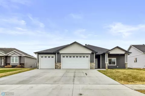 7352 Eagle Pointe Dr S, Fargo, ND 58104