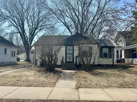 217 W Church St, Belle Plaine, MN 56011