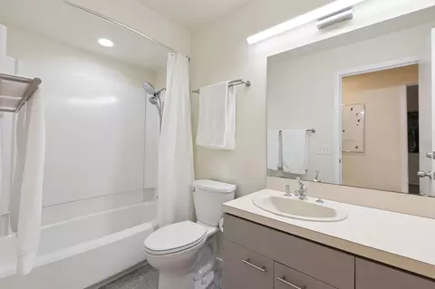 Bath - 2887 Lake Shore Ave, Maple Plain, MN 55359 photo 3 of 4