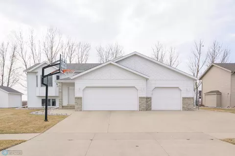 920 Westwynd Dr, West Fargo, ND 58078