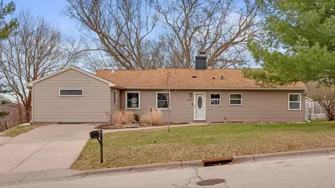 637 N 1st St, La Crescent, MN 55947