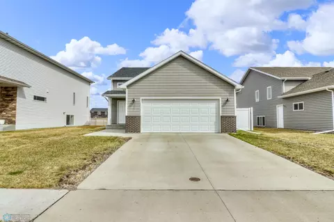 1022 Albert Dr W, West Fargo, ND 58078