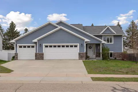 884 Forest Edge Dr, Jordan, MN 55352