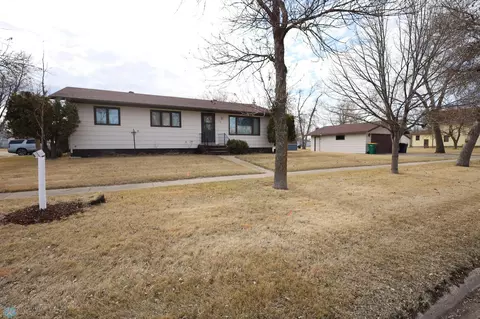 119 3rd St SW, Hillsboro, ND 58045