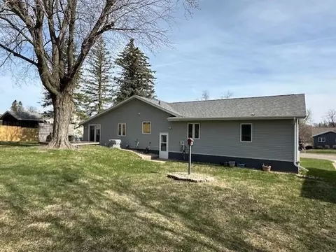Exterior - 798 Des Moines Dr, Windom, MN 56101 photo 3 of 5